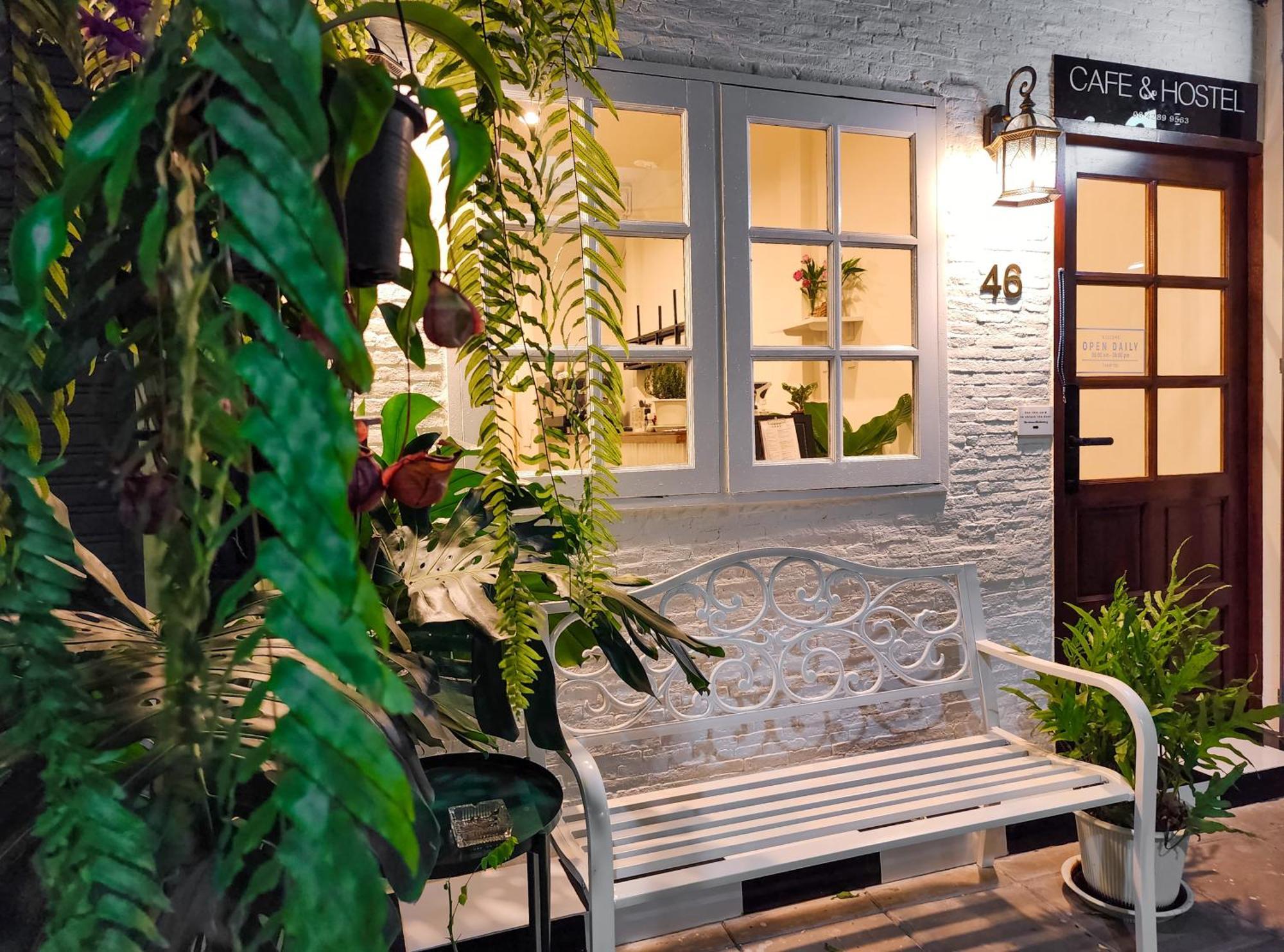 Noir Cafe And Hostel Chinatown Bangkok Exterior photo
